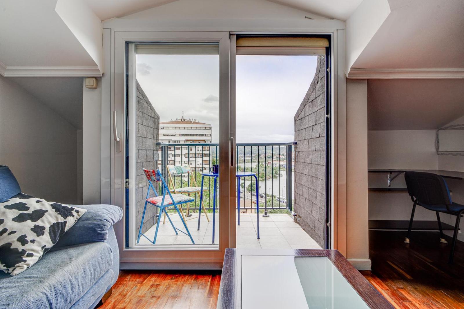 Luminoso Atico Con Terraza, Irun, Parking, 4pax