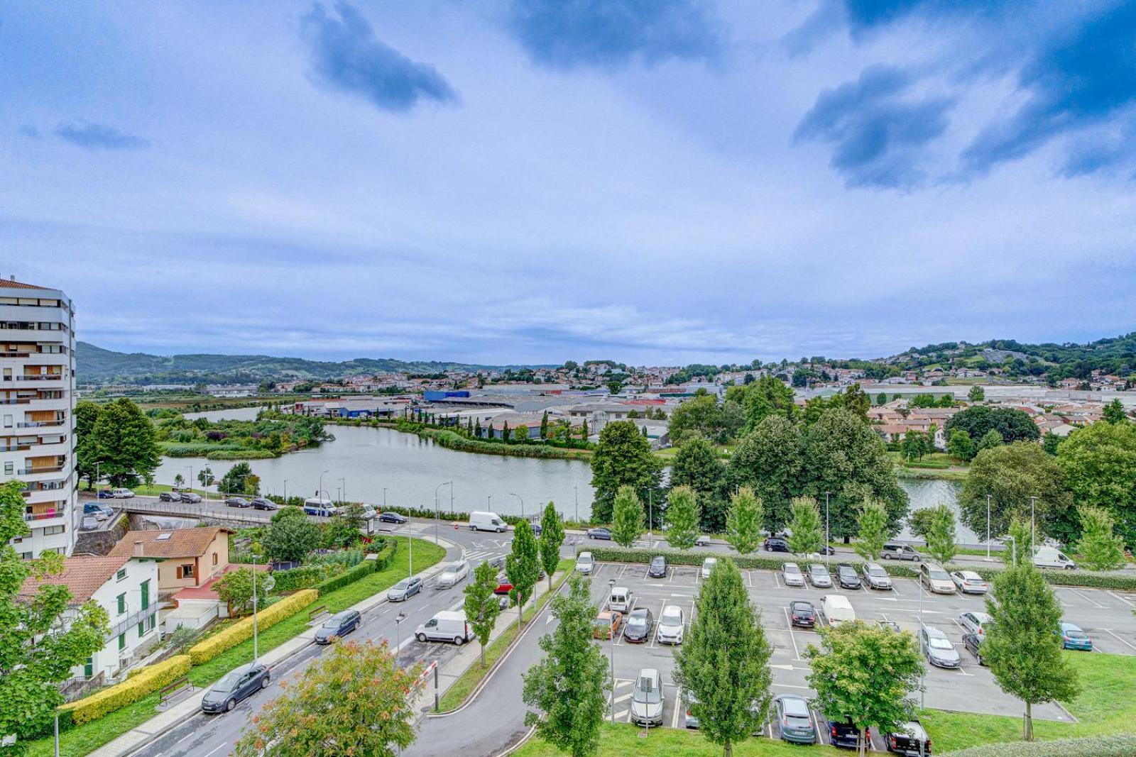 Luminoso Atico Con Terraza, Irun, Parking, 4pax * Irun