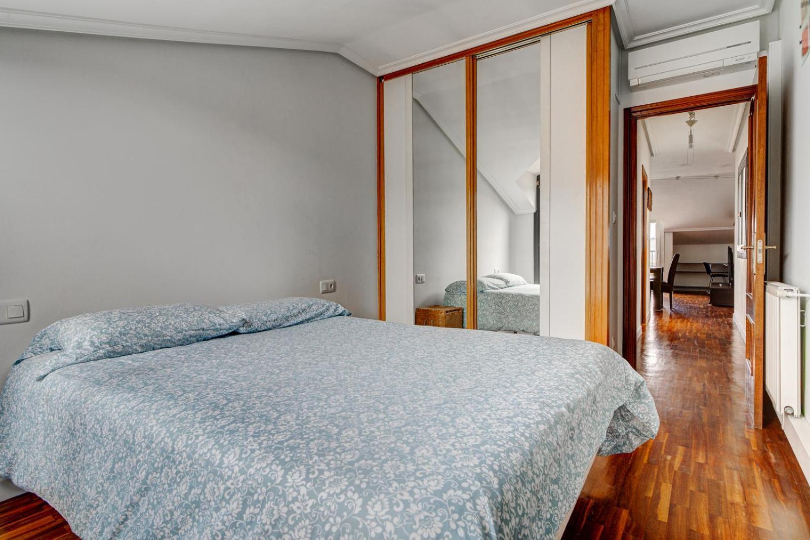 Luminoso Atico Con Terraza, Irun, Parking, 4pax * Irun