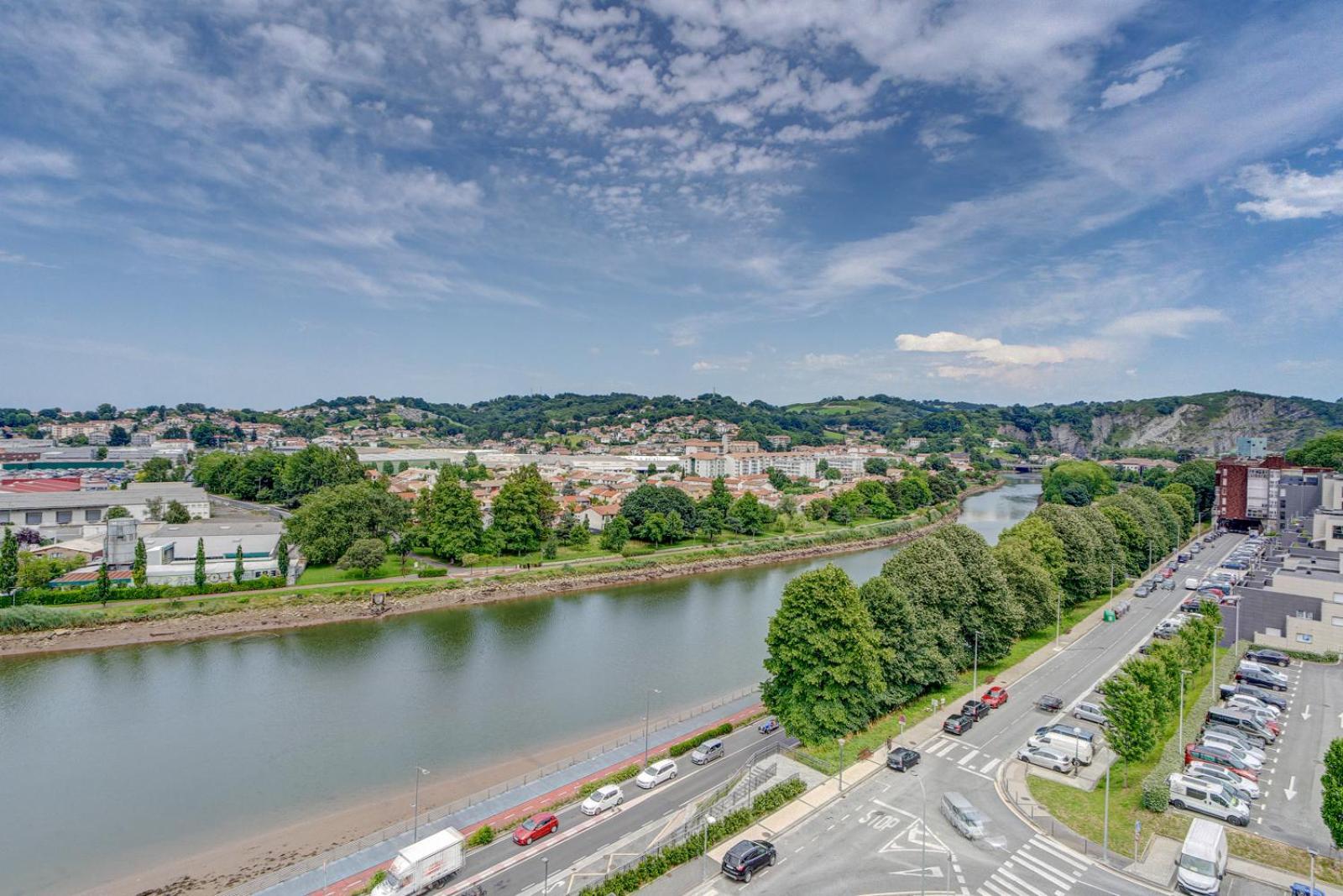 Luminoso Atico Con Terraza, Irun, Parking, 4pax Apartment *