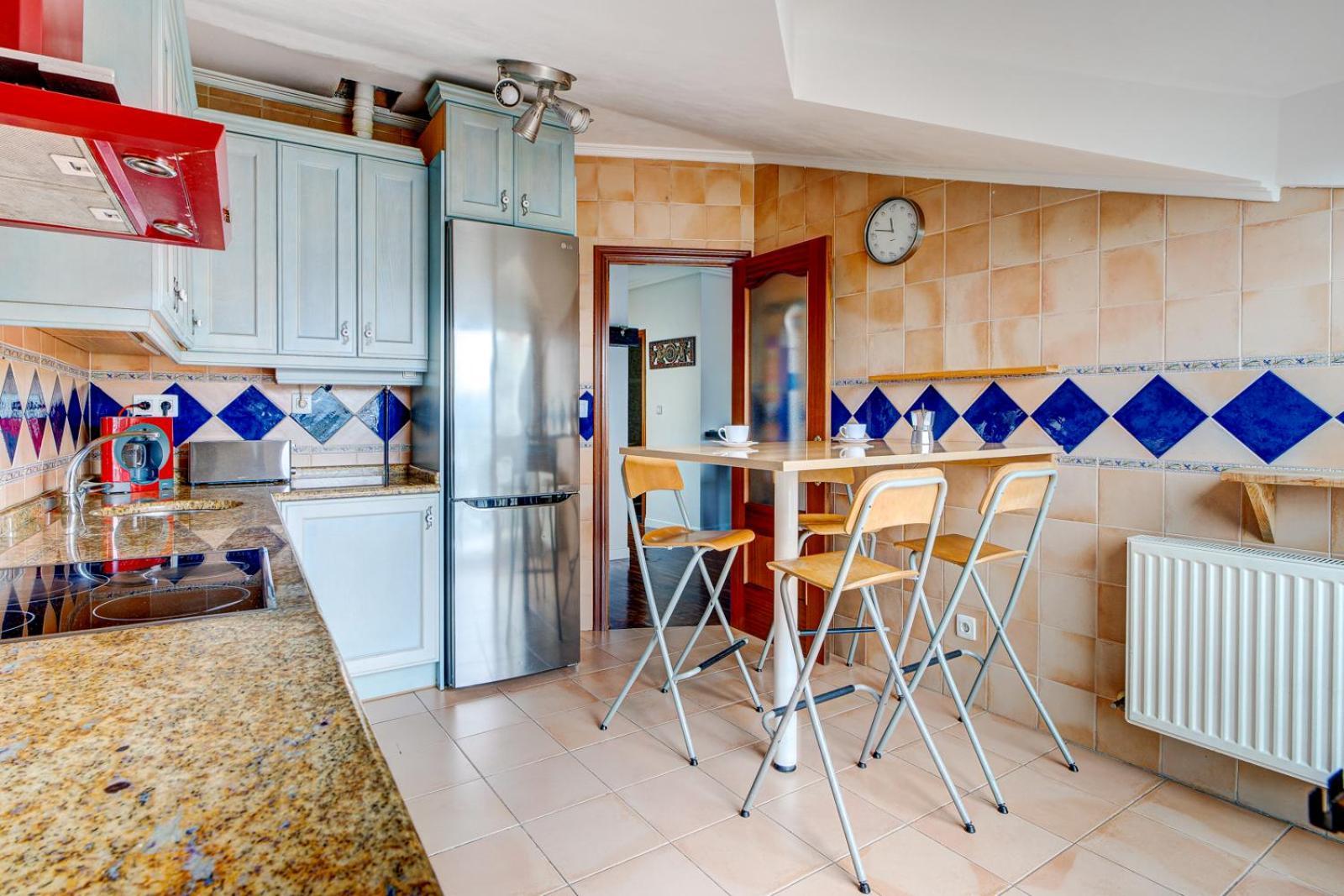 Luminoso Atico Con Terraza, Irun, Parking, 4pax