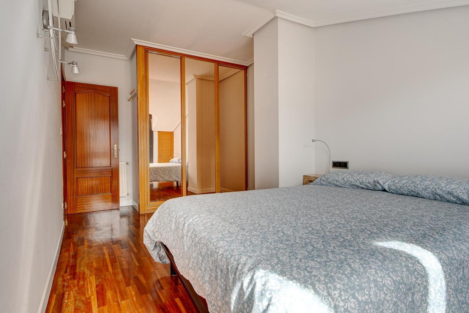 Luminoso Atico Con Terraza, Irun, Parking, 4pax Apartment *