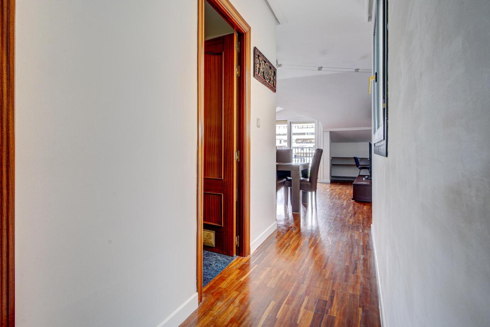 Luminoso Atico Con Terraza, Irun, Parking, 4pax